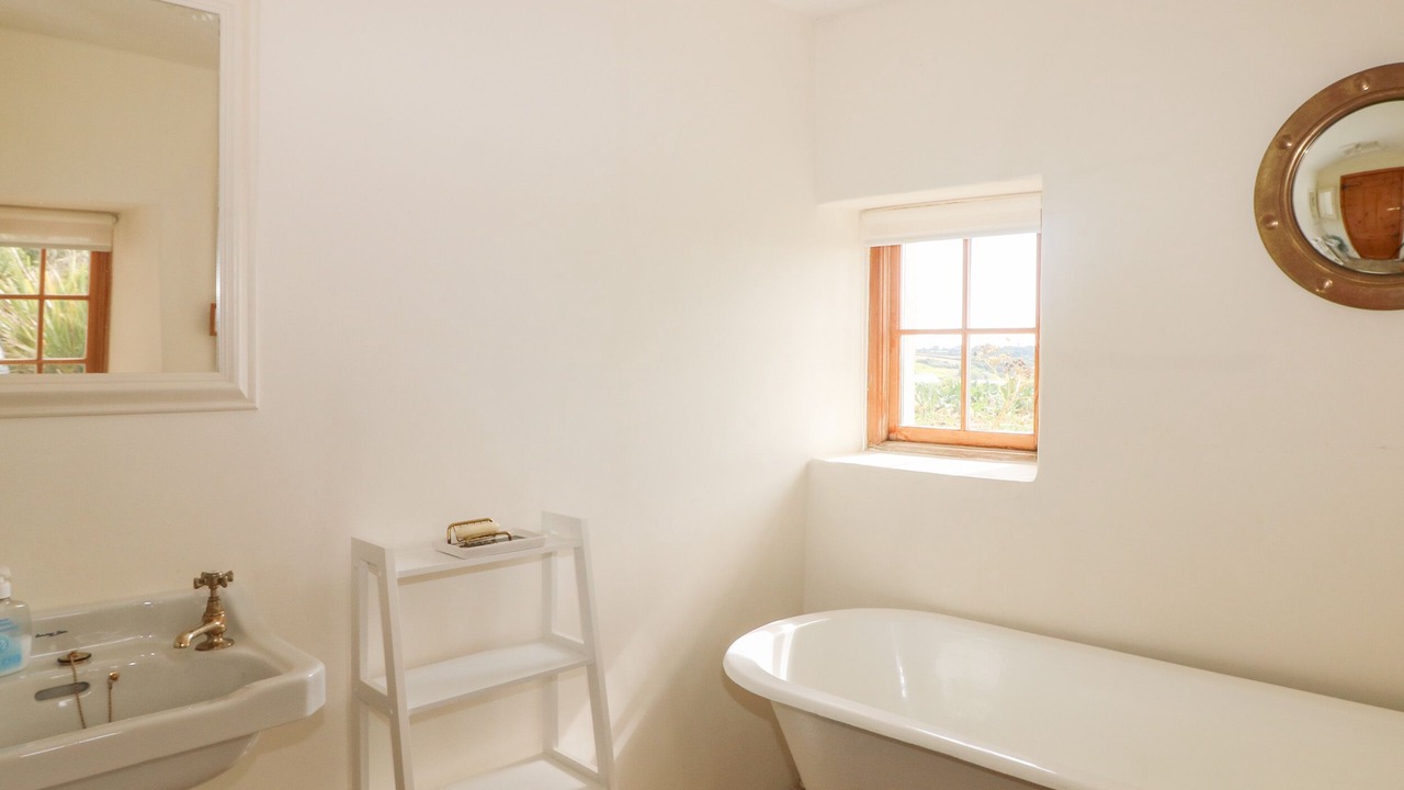 Photo of Bathroom in Helford Passage