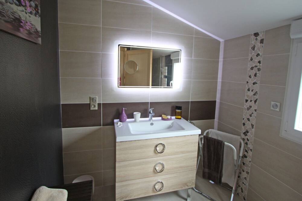 Photo of Bathroom in Chamagne