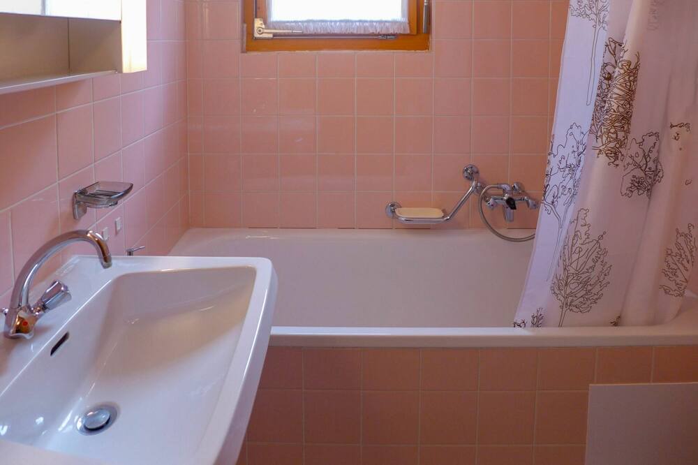 Photo of Bathroom in Arveyes