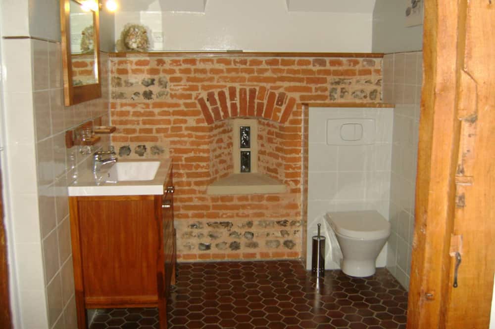 Photo of Bathroom in Benarville