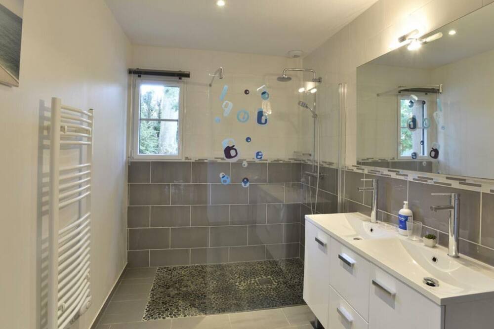 Photo of Bathroom in Houdetot