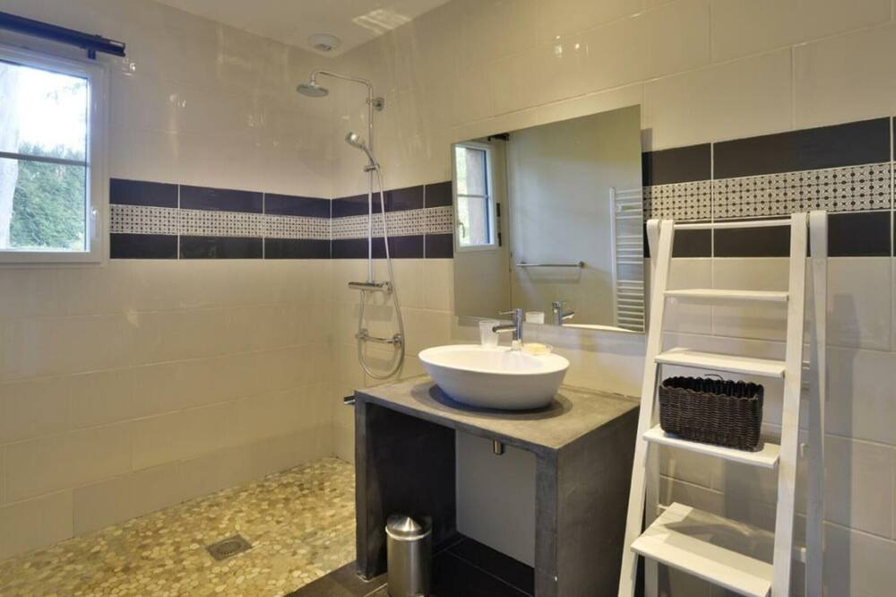 Photo of Bathroom in Houdetot