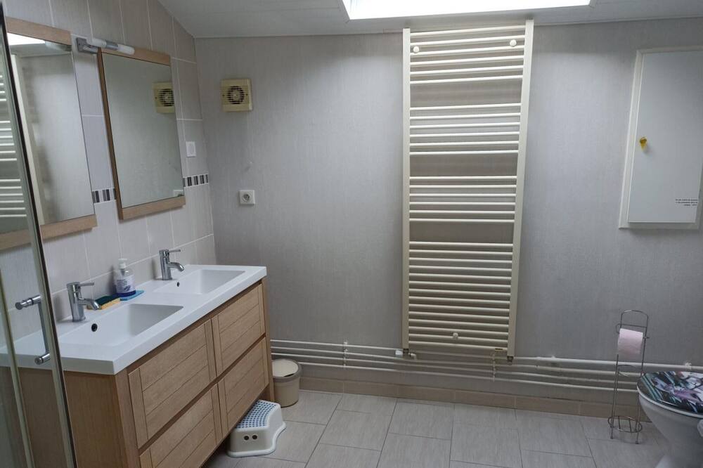 Photo of Bathroom in Saint-Leonard