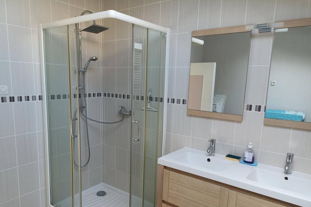 Photo of Bathroom in Saint-Leonard