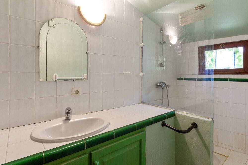 Photo of Bathroom in Tautavel