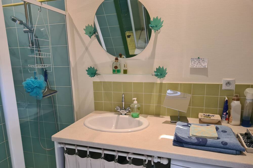 Photo of Bathroom in Checy