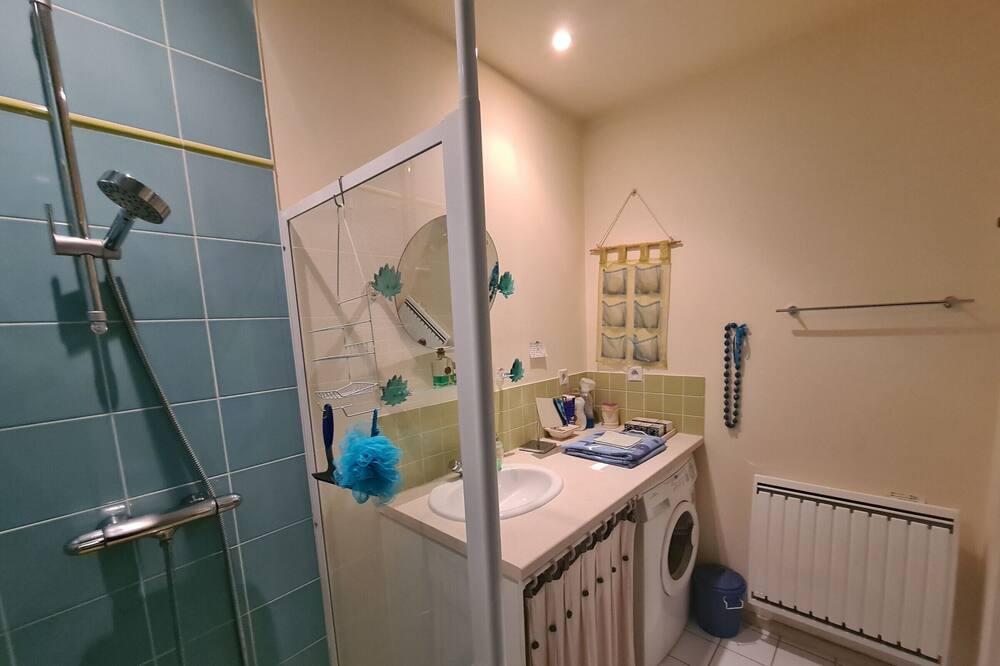 Photo of Bathroom in Checy