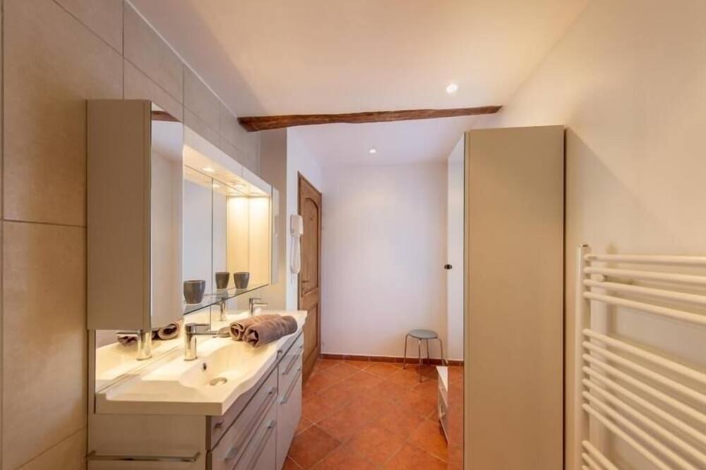 Photo of Bathroom in Courcelles