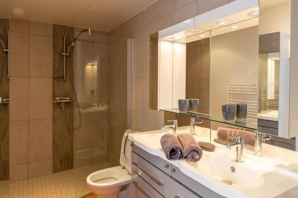 Photo of Bathroom in Courcelles