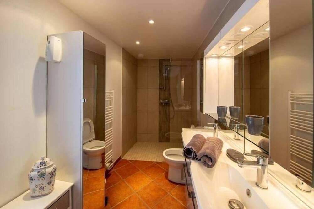 Photo of Bathroom in Courcelles