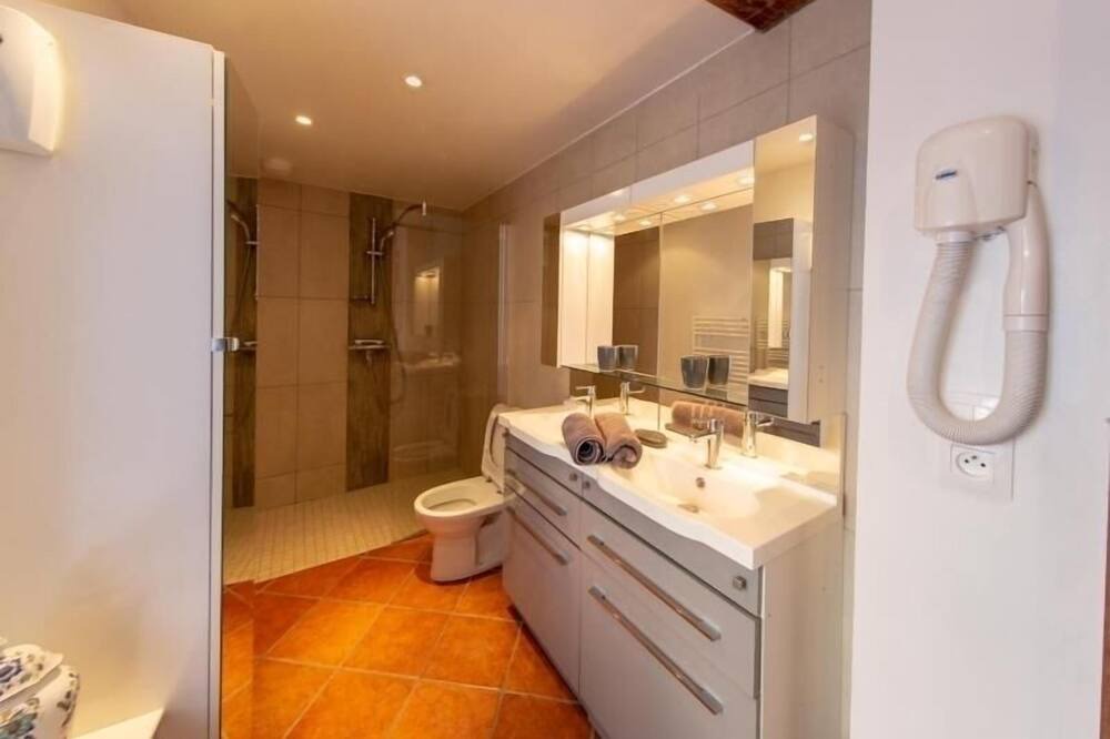Photo of Bathroom in Courcelles