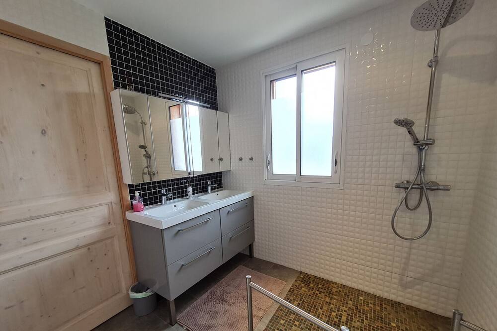 Photo of Bathroom in Jouy-le-Potier