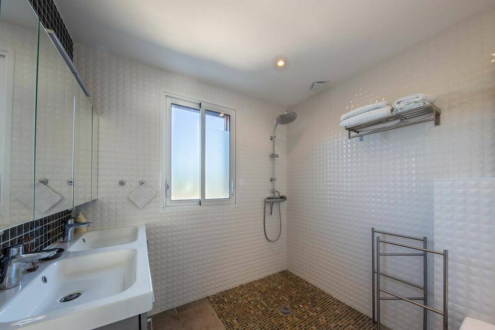 Photo of Bathroom in Jouy-le-Potier