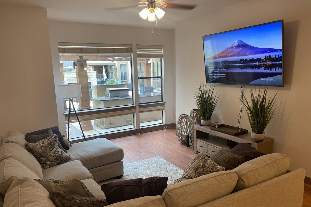 Photo of Livingroom in Greenway Plaza-Upper Kirby