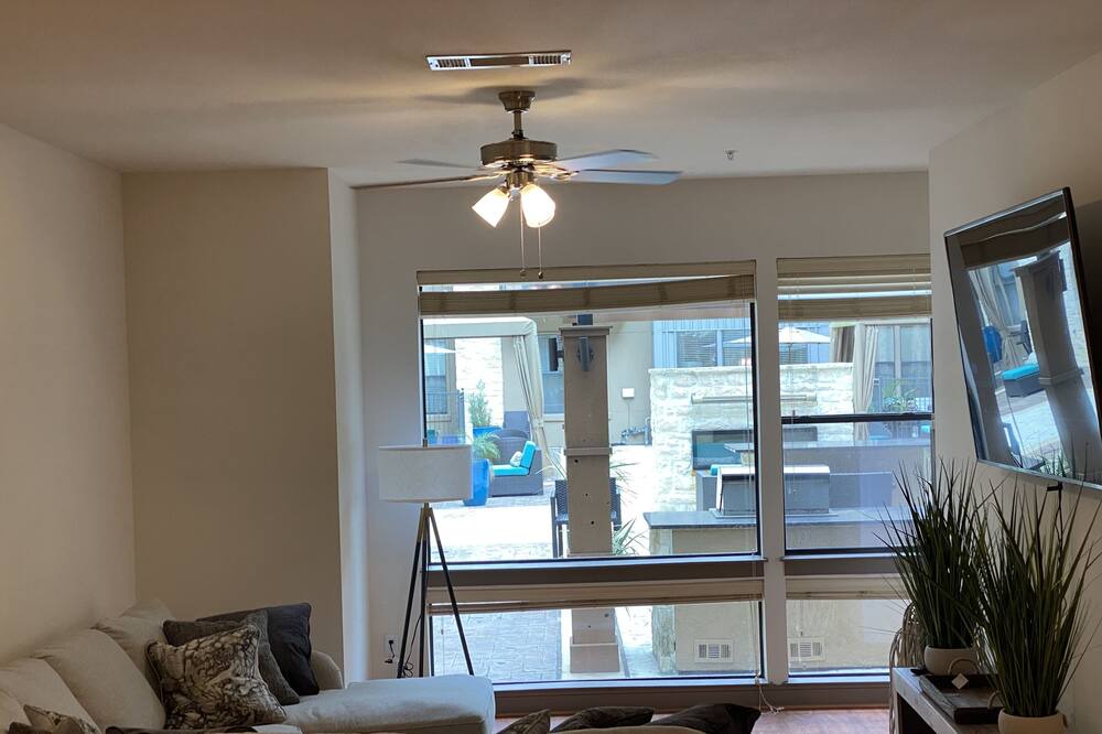 Photo of Livingroom in Greenway Plaza-Upper Kirby