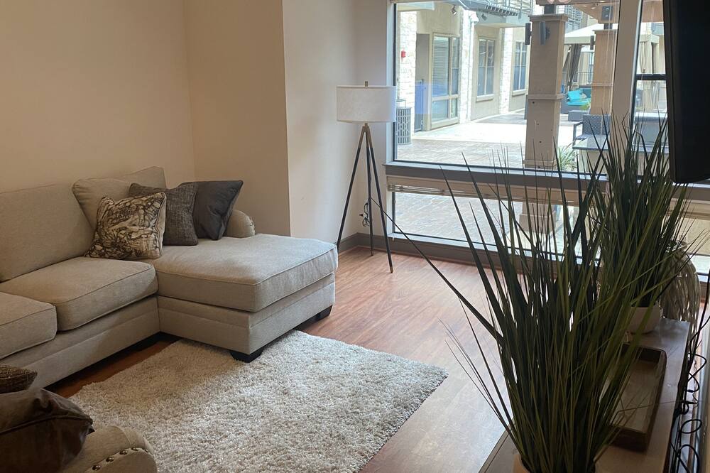Photo of Livingroom in Greenway Plaza-Upper Kirby