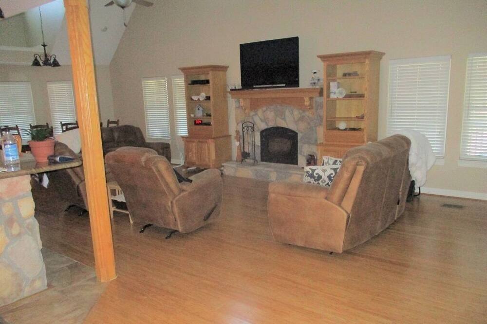 Photo of Livingroom in Broaddus