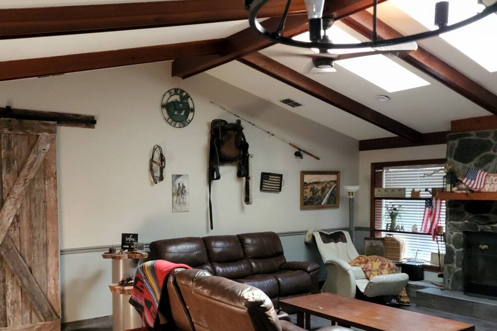 Photo of Livingroom in Seffner Community Alliance