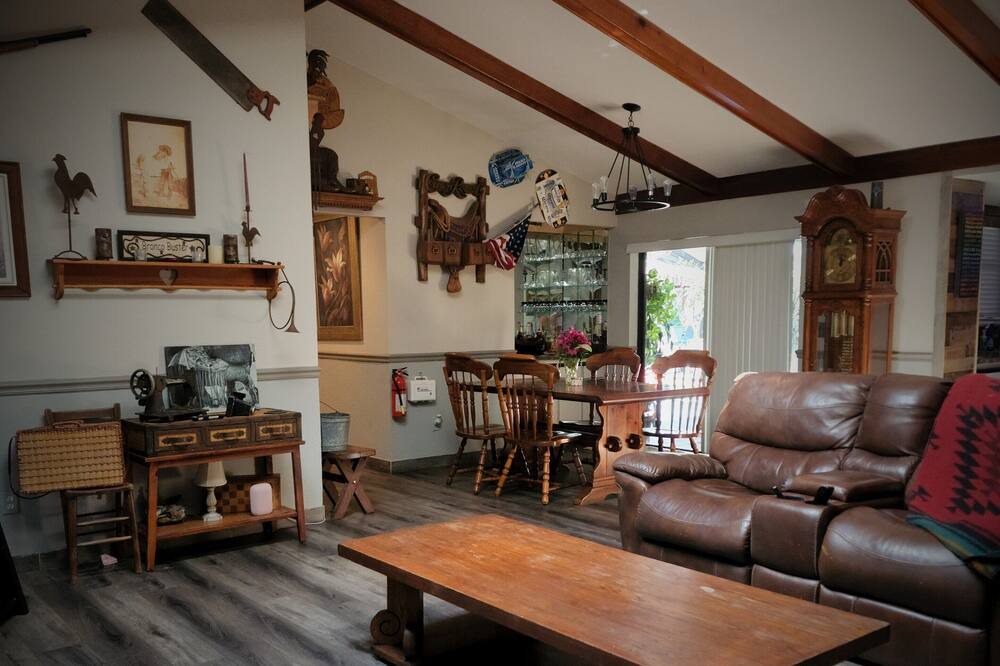 Photo of Livingroom in Seffner Community Alliance