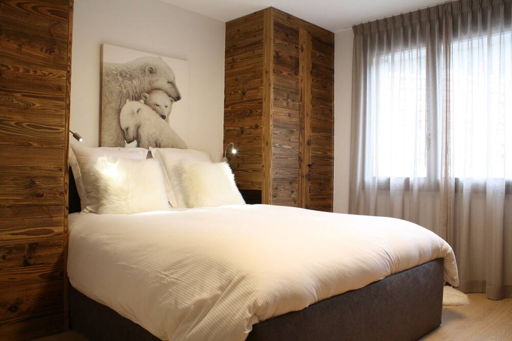 Photo of Bedroom in Lens