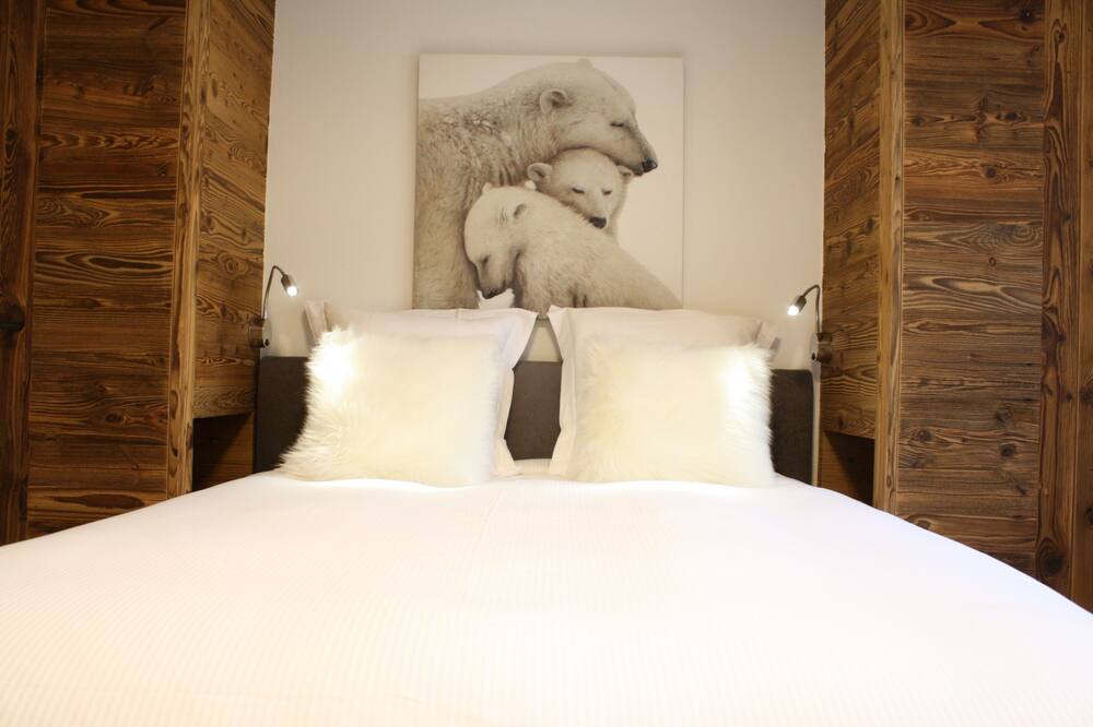 Photo of Bedroom in Lens