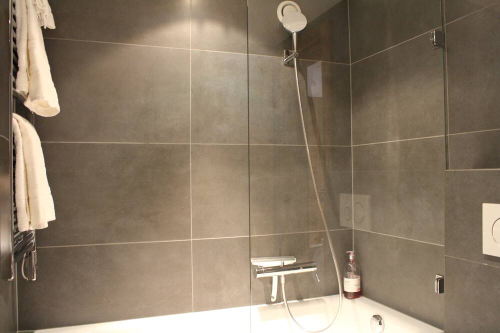 Photo of Bathroom in Lens
