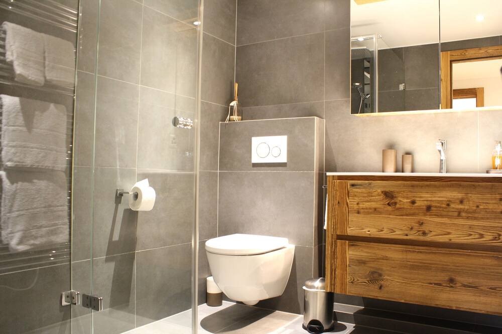Photo of Bathroom in Lens