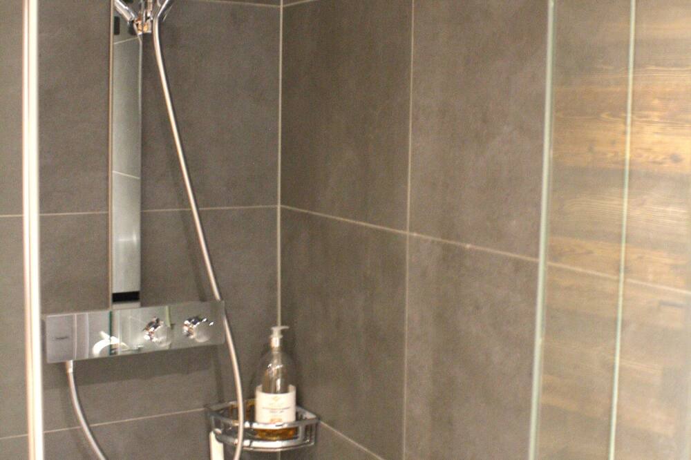 Photo of Bathroom in Lens