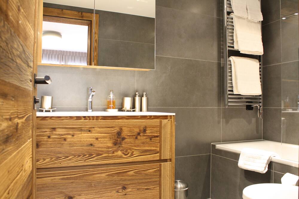 Photo of Bathroom in Lens