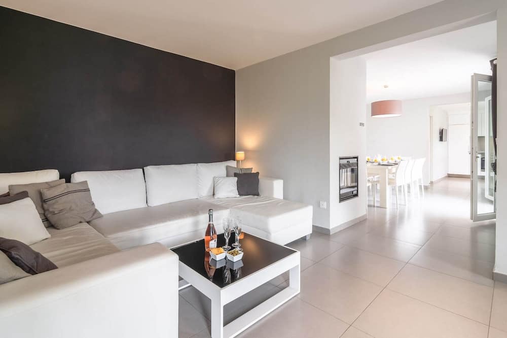Photo of Livingroom in Saint-Genies-de-Fontedit
