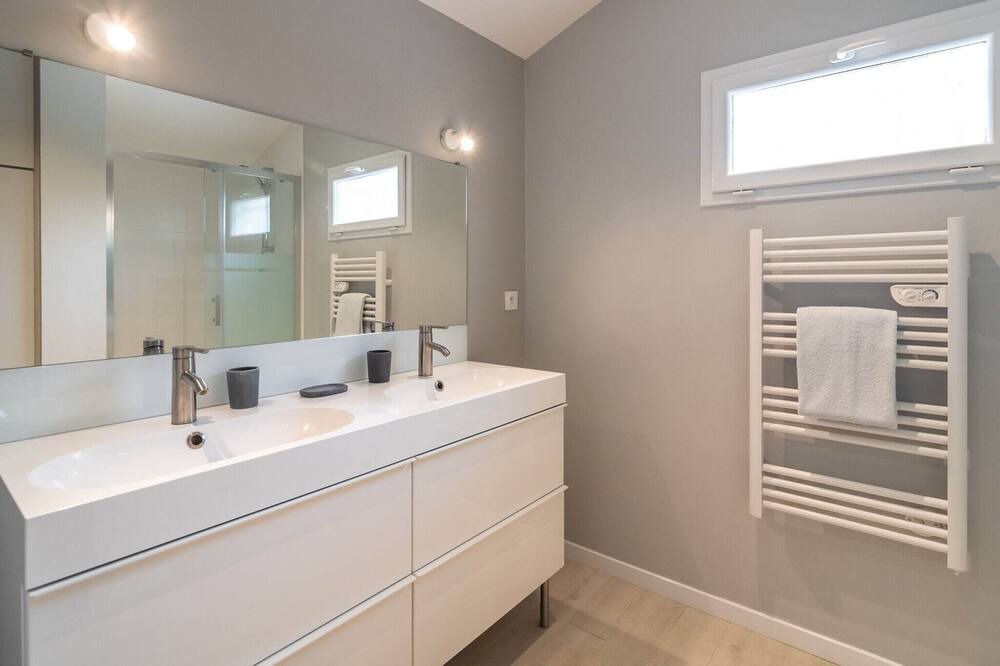 Photo of Bathroom in Saint-Genies-de-Fontedit