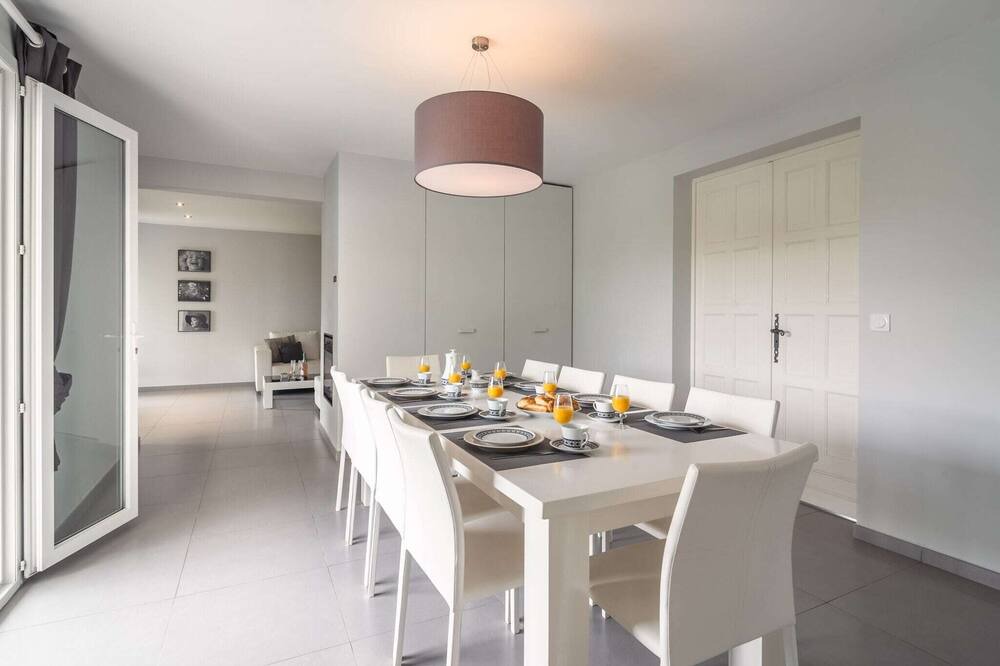 Photo of Livingroom in Saint-Genies-de-Fontedit