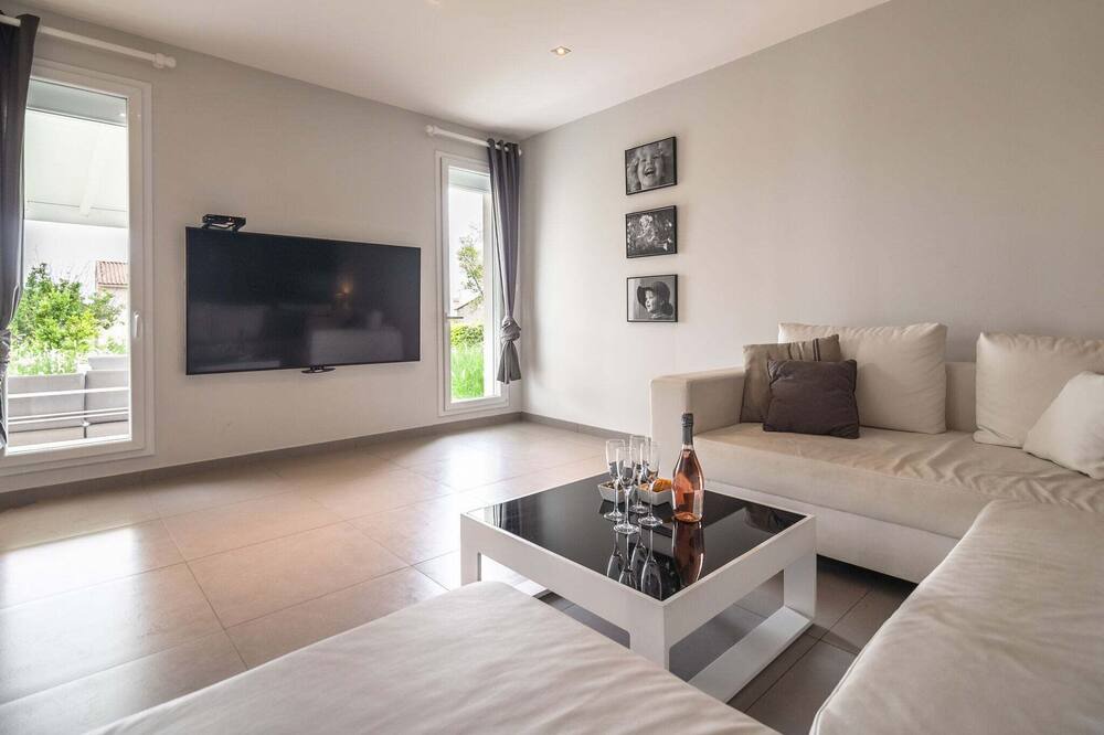 Photo of Livingroom in Saint-Genies-de-Fontedit