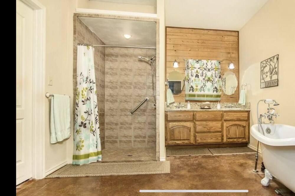 Photo of Bathroom in Quinlan