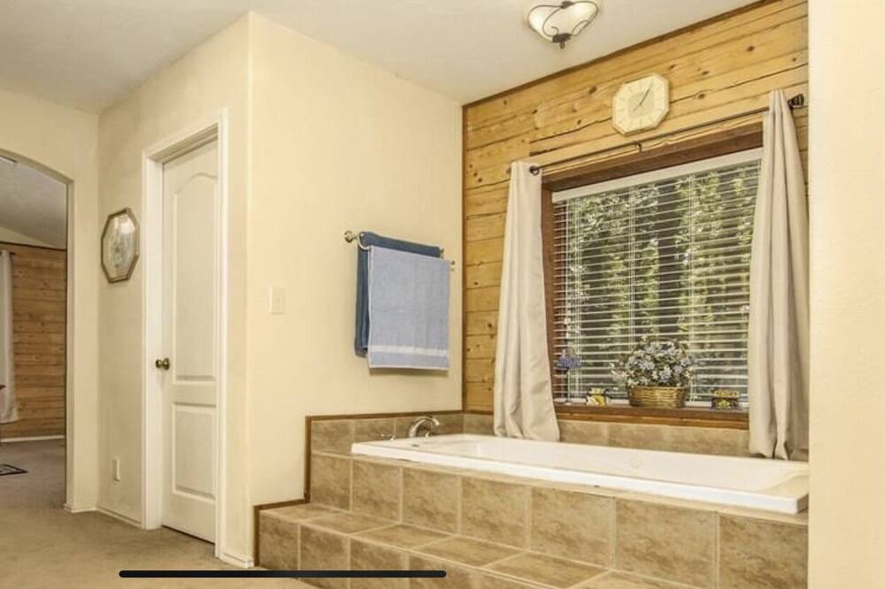 Photo of Bedroom in Quinlan