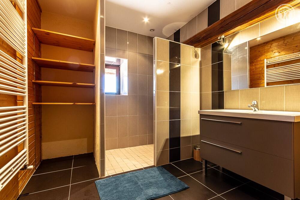 Photo of Bathroom in Beaubery