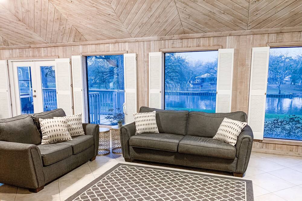 Photo of Livingroom in Cedar Lane