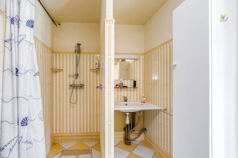 Photo of Bathroom in Degagnac