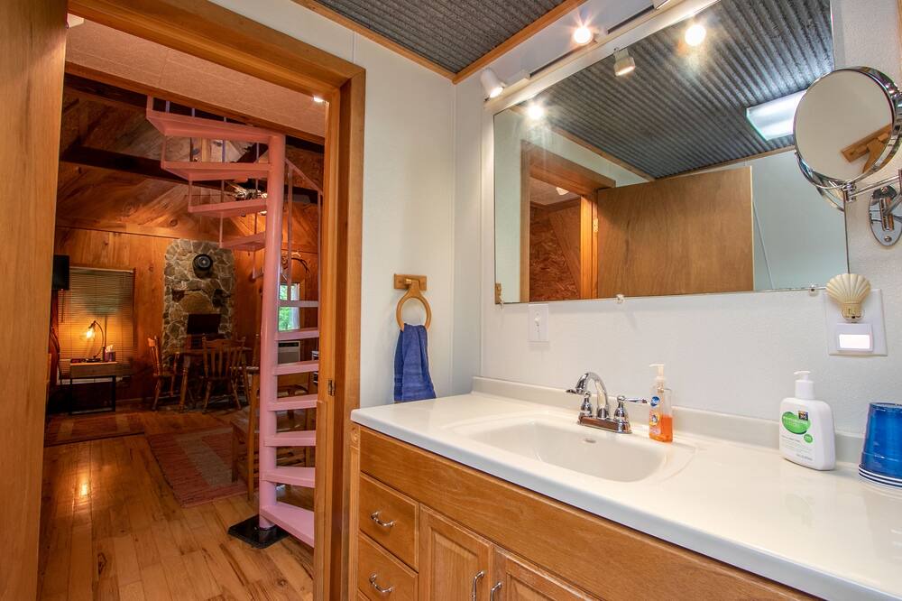 Photo of Bathroom in Jasper