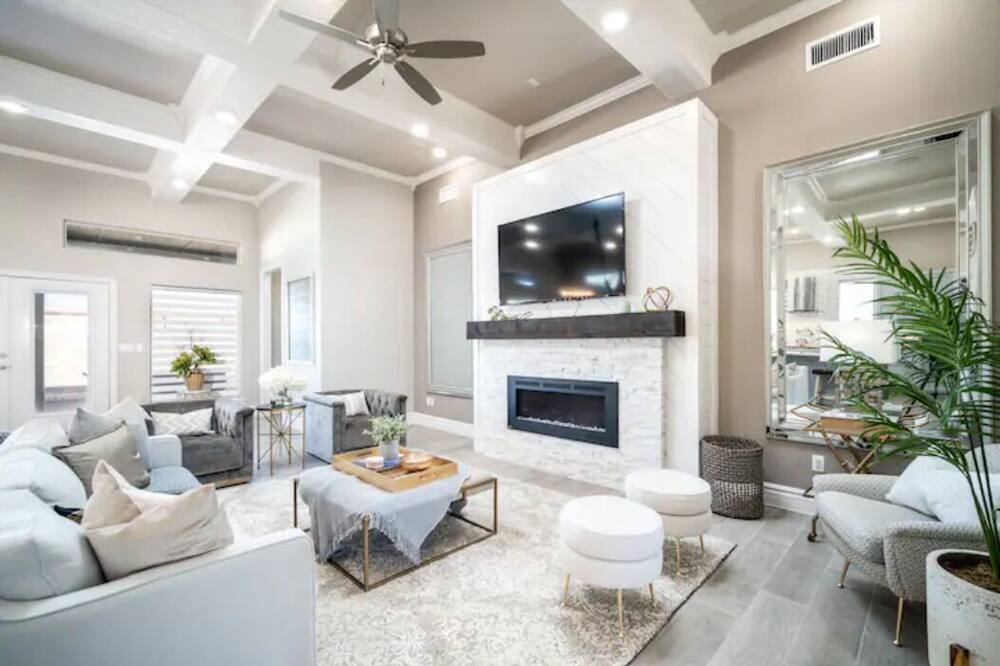 Photo of Livingroom in Horizon City