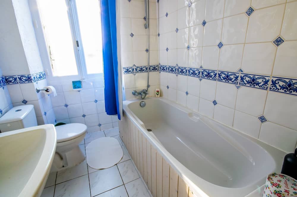 Photo of Bathroom in Bourg-de-Visa