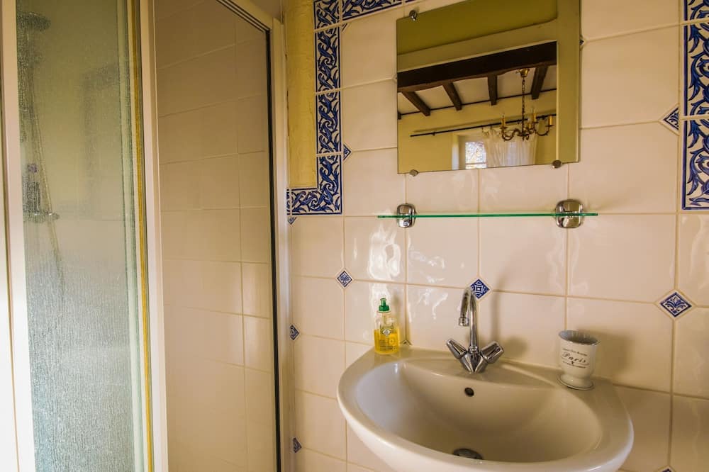 Photo of Bathroom in Bourg-de-Visa