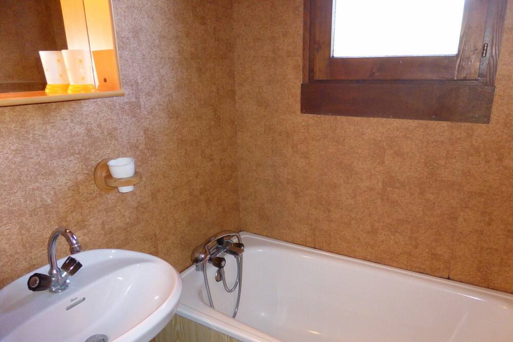 Photo of Bathroom in Demi-Quartier