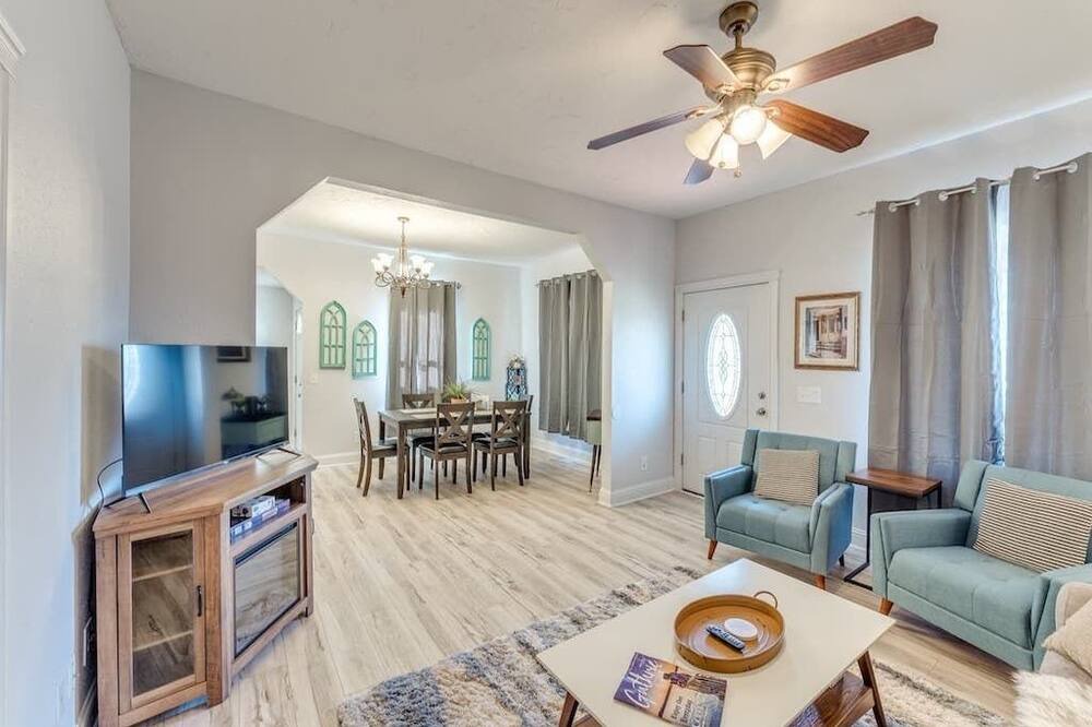 Photo of Livingroom in Guthrie