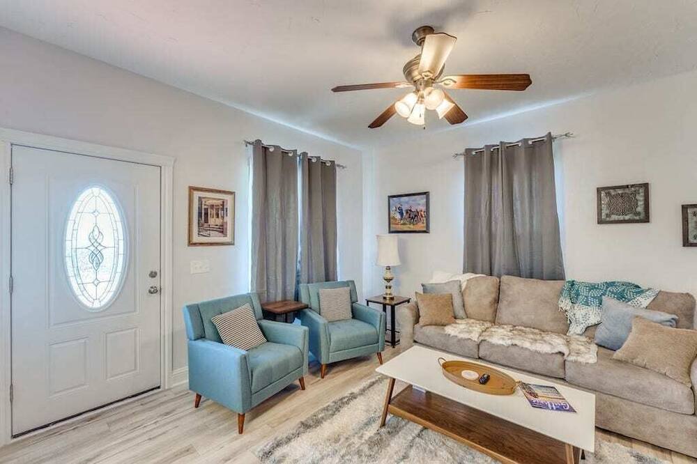 Photo of Livingroom in Guthrie