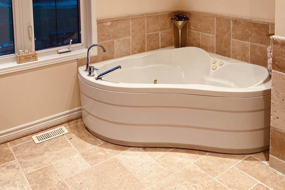 Photo of Bathroom in Amaranth