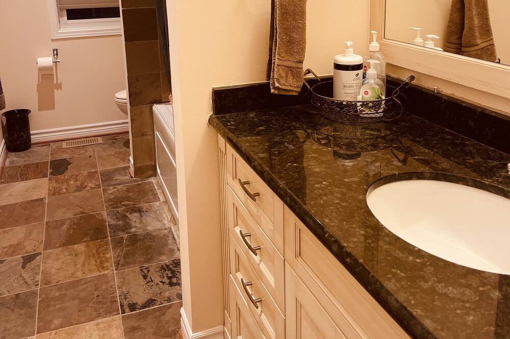Photo of Bathroom in Amaranth