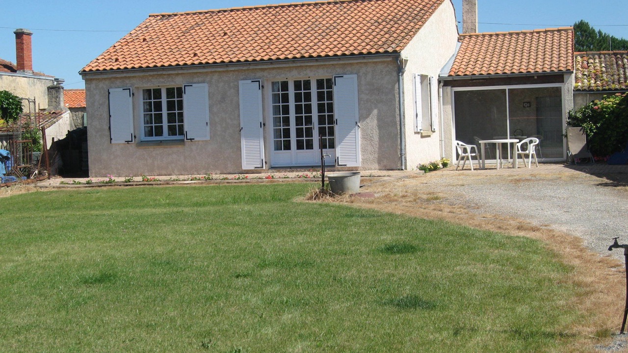 Photo of Buildings in Marennes