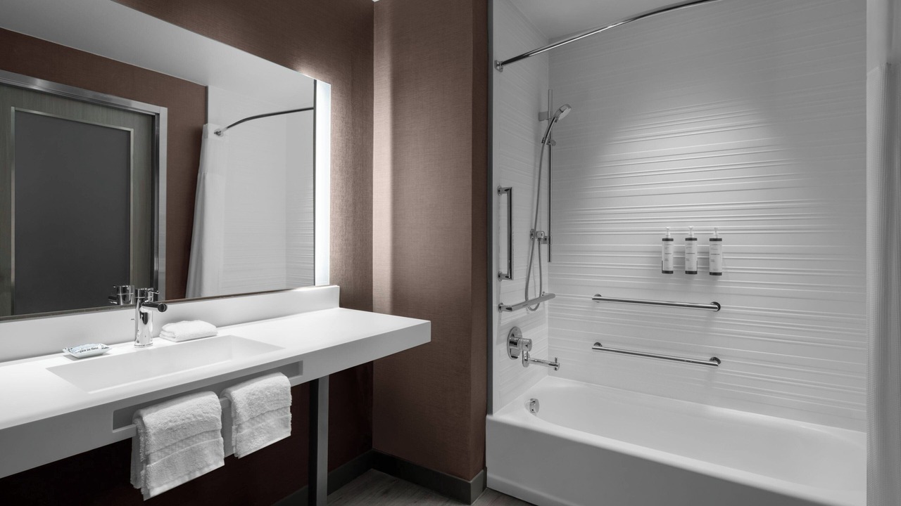 Photo of Bedroom in Main - Military Plaza