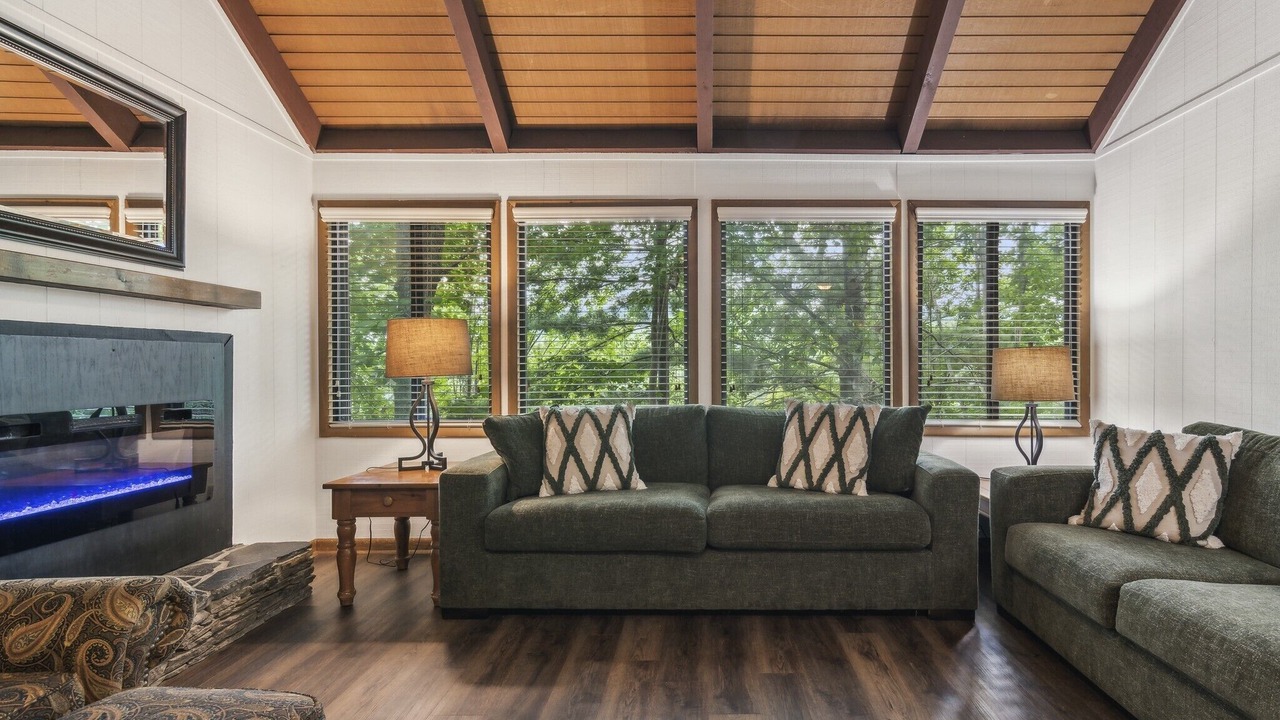 Photo of Livingroom in Big Canoe